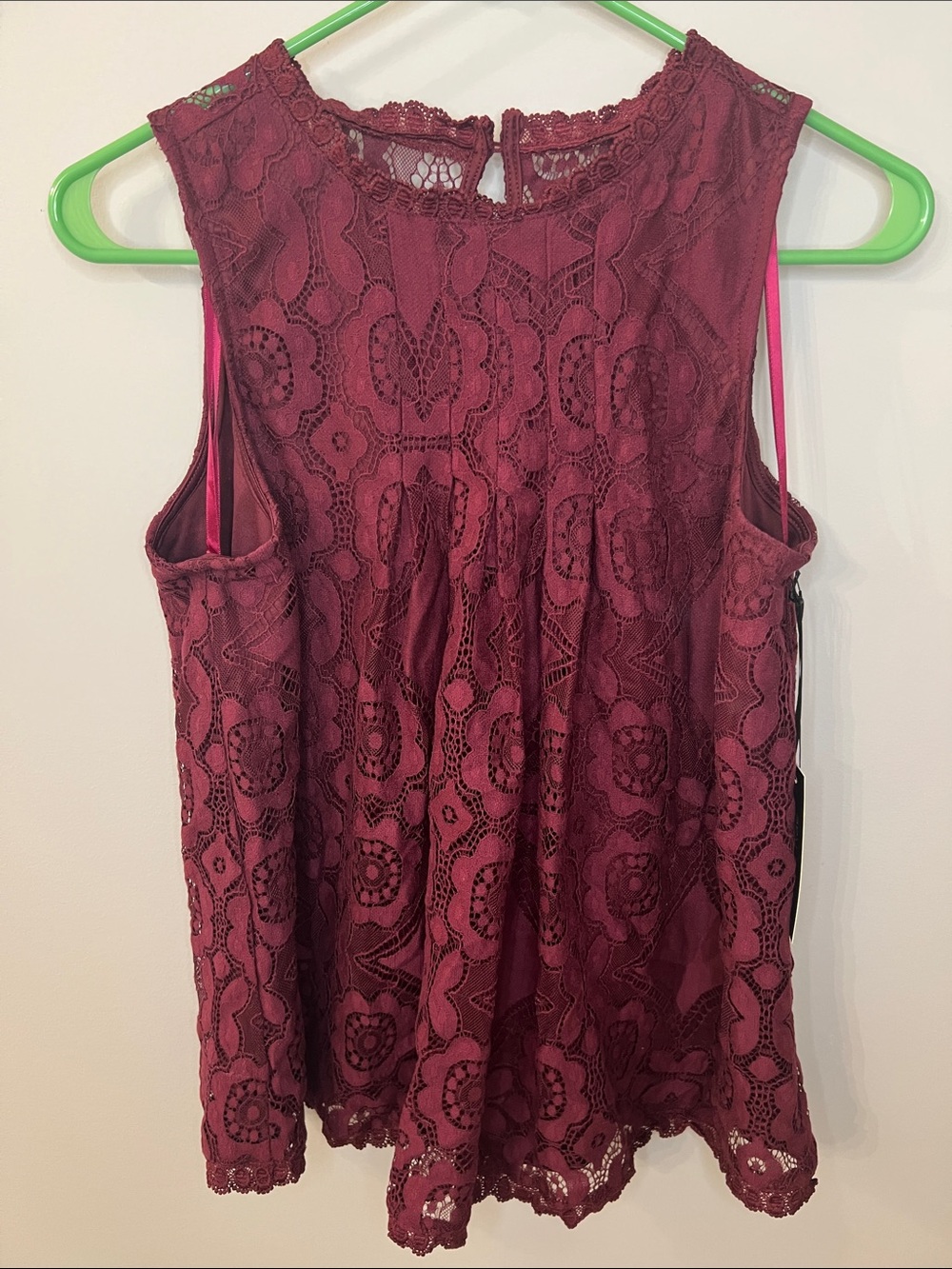 Sleeveless Floral Lace Camisole in Burgundy